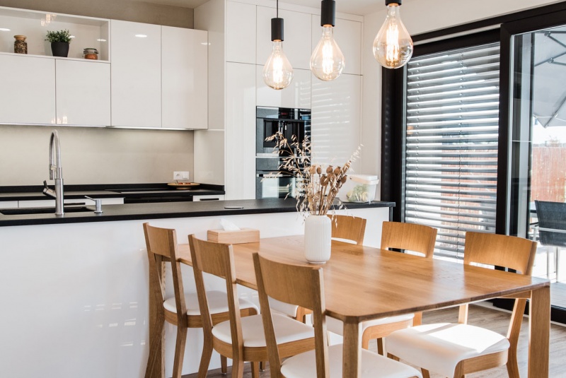 Reference / LACORTE: BÍLÝ LESK - LAK, DESKA - KÁMEN, 6,6m - foto Reference / LACORTE: BÍLÝ LESK - LAK, DESKA - KÁMEN, 6,6m - foto