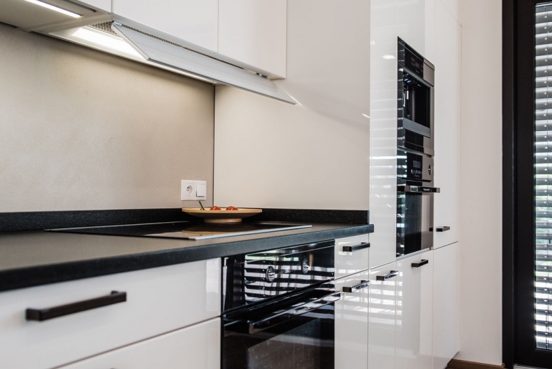 Reference / LACORTE: BÍLÝ LESK - LAK, DESKA - KÁMEN, 6,6m - foto Reference / LACORTE: BÍLÝ LESK - LAK, DESKA - KÁMEN, 6,6m - foto