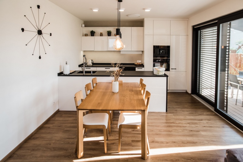 Reference / LACORTE: BÍLÝ LESK - LAK, DESKA - KÁMEN, 6,6m - foto Reference / LACORTE: BÍLÝ LESK - LAK, DESKA - KÁMEN, 6,6m - foto