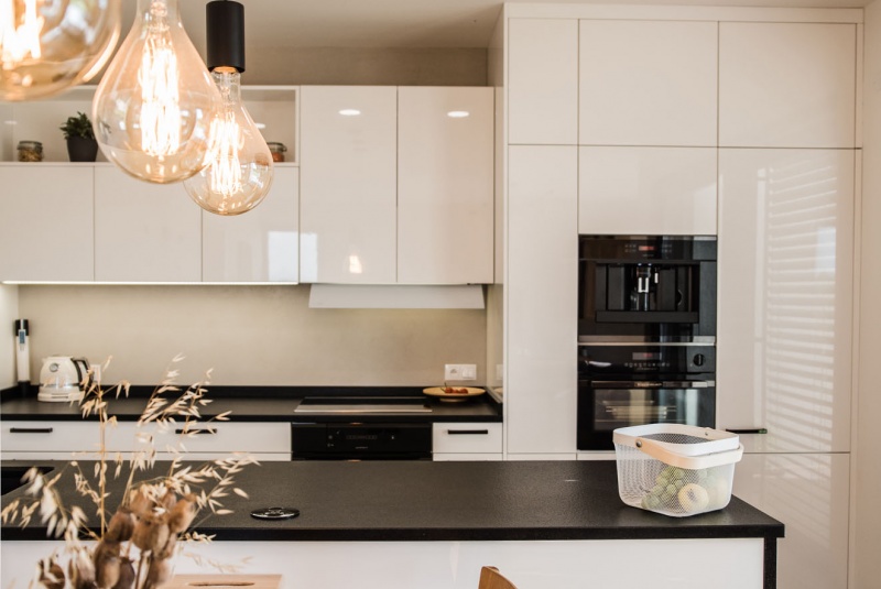 Reference / LACORTE: BÍLÝ LESK - LAK, DESKA - KÁMEN, 6,6m - foto Reference / LACORTE: BÍLÝ LESK - LAK, DESKA - KÁMEN, 6,6m - foto