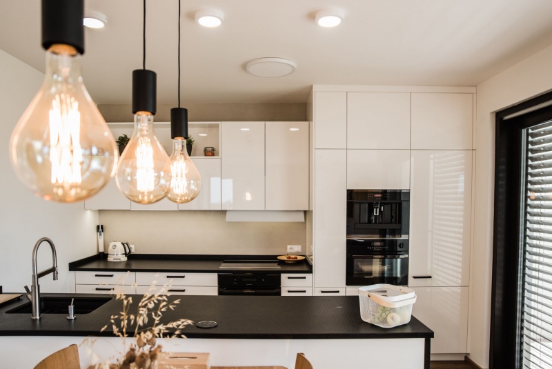 Reference / LACORTE: BÍLÝ LESK - LAK, DESKA - KÁMEN, 6,6m - foto Reference / LACORTE: BÍLÝ LESK - LAK, DESKA - KÁMEN, 6,6m - foto