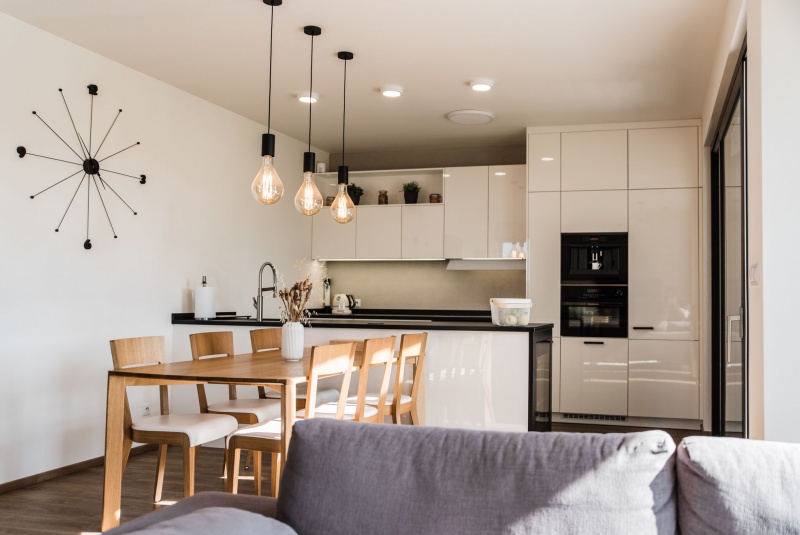 Reference / LACORTE: BÍLÝ LESK - LAK, DESKA - KÁMEN, 6,6m - foto Reference / LACORTE: BÍLÝ LESK - LAK, DESKA - KÁMEN, 6,6m - foto