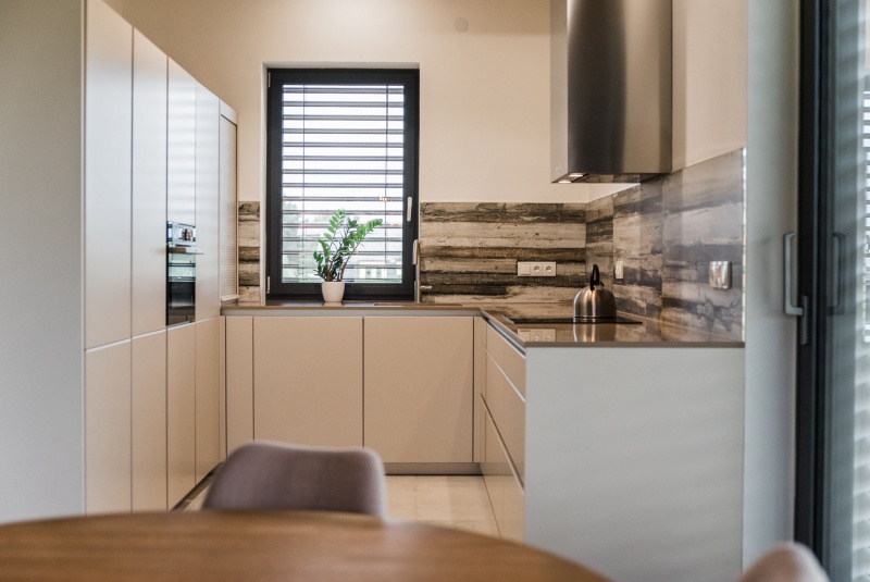 Reference / SILBERMOND: JASMIN MAT - LAK, DESKA - POLYSTON, 9,33m - foto Reference / SILBERMOND: JASMIN MAT - LAK, DESKA - POLYSTON, 9,33m - foto