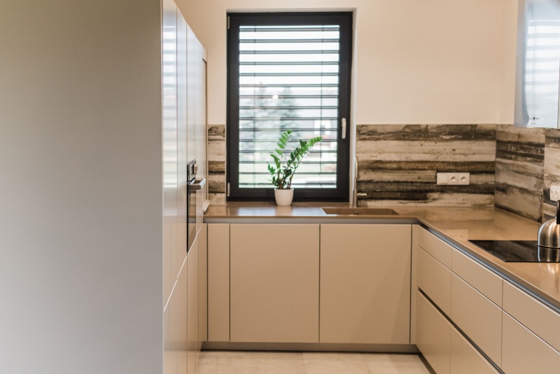 Reference / SILBERMOND: JASMIN MAT - LAK, DESKA - POLYSTON, 9,33m - foto Reference / SILBERMOND: JASMIN MAT - LAK, DESKA - POLYSTON, 9,33m - foto