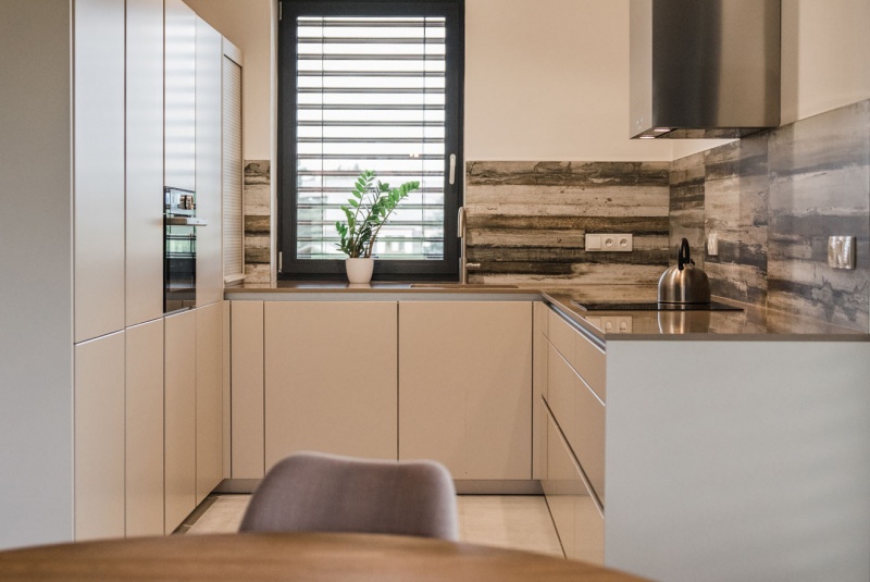 Reference / SILBERMOND: JASMIN MAT - LAK, DESKA - POLYSTON, 9,33m - foto Reference / SILBERMOND: JASMIN MAT - LAK, DESKA - POLYSTON, 9,33m - foto