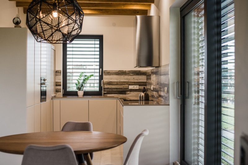 Reference / SILBERMOND: JASMIN MAT - LAK, DESKA - POLYSTON, 9,33m - foto Reference / SILBERMOND: JASMIN MAT - LAK, DESKA - POLYSTON, 9,33m - foto