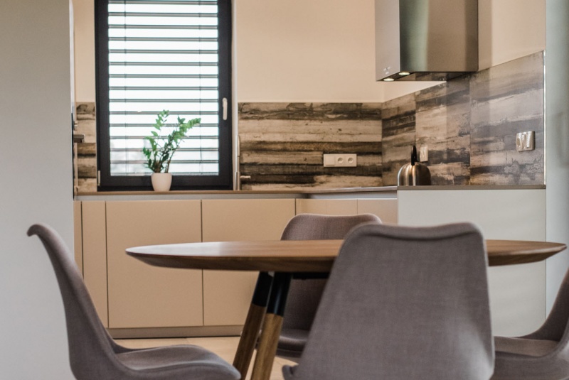 Reference / SILBERMOND: JASMIN MAT - LAK, DESKA - POLYSTON, 9,33m - foto Reference / SILBERMOND: JASMIN MAT - LAK, DESKA - POLYSTON, 9,33m - foto