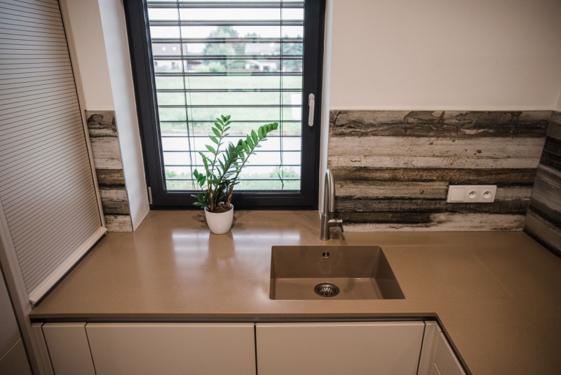 Reference / SILBERMOND: JASMIN MAT - LAK, DESKA - POLYSTON, 9,33m - foto Reference / SILBERMOND: JASMIN MAT - LAK, DESKA - POLYSTON, 9,33m - foto