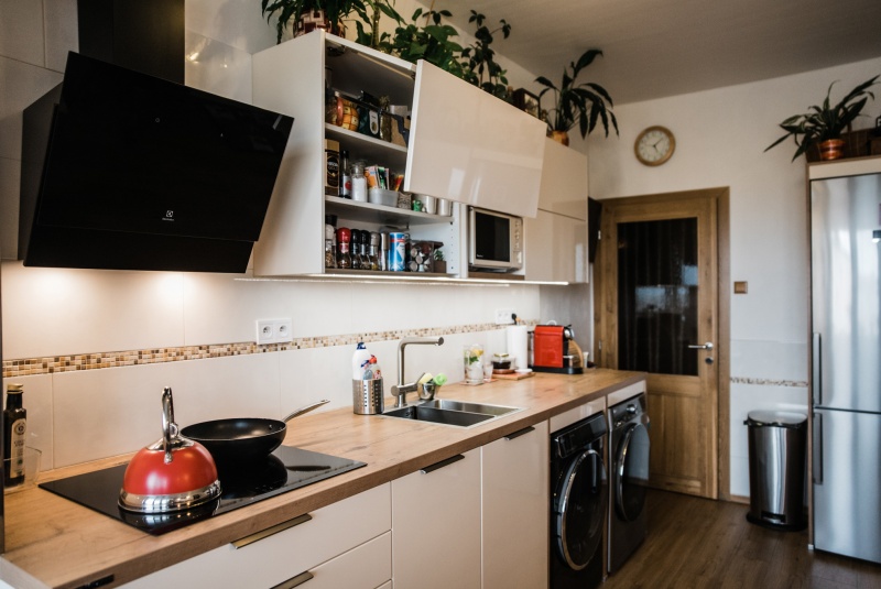 Reference / LIVING: MAGNOLIE LESK - LAK, DESKA - BURUGESA EICHE,  4,85m - foto