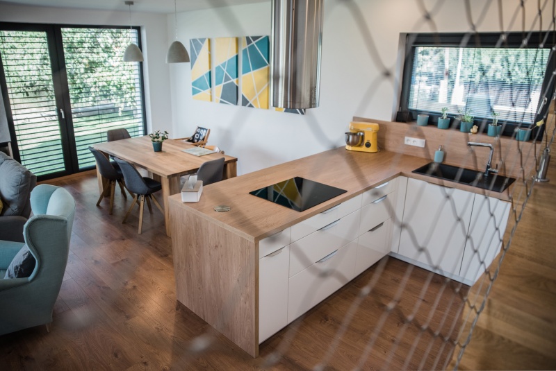 Reference / LIVING: BÍLY LESK - LAK, DESKA -ULME, 7,90m - foto Reference / LIVING: BÍLY LESK - LAK, DESKA -ULME, 7,90m - foto