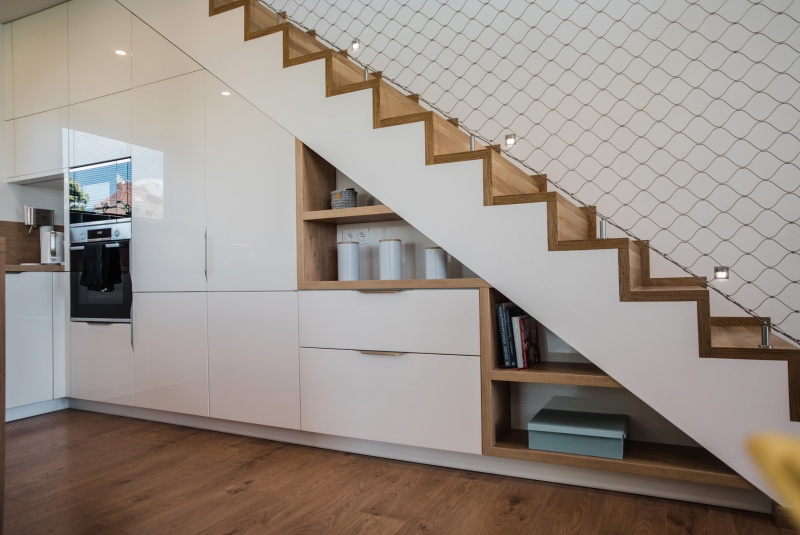 Reference / LIVING: BÍLY LESK - LAK, DESKA -ULME, 7,90m - foto Reference / LIVING: BÍLY LESK - LAK, DESKA -ULME, 7,90m - foto