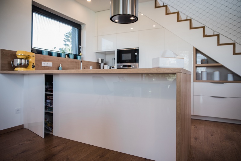 Reference / LIVING: BÍLY LESK - LAK, DESKA -ULME, 7,90m - foto Reference / LIVING: BÍLY LESK - LAK, DESKA -ULME, 7,90m - foto