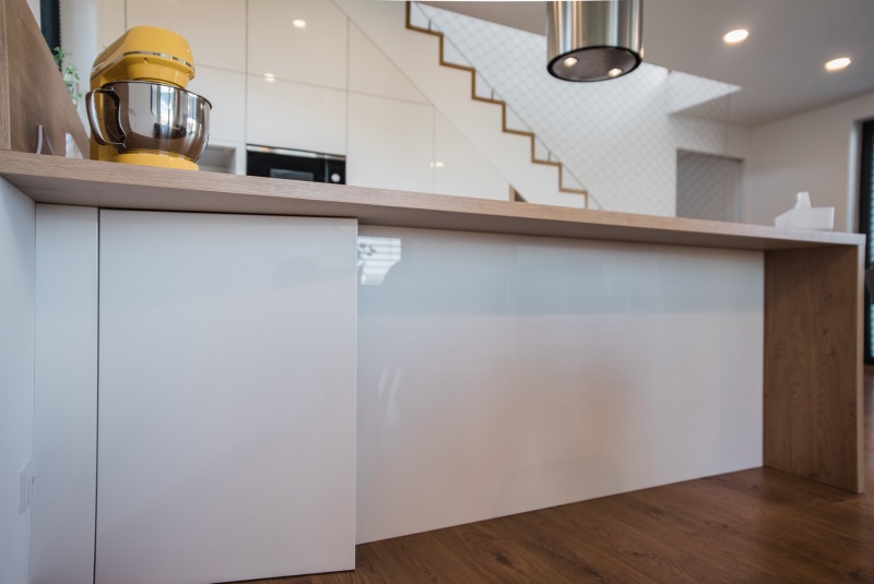 Reference / LIVING: BÍLY LESK - LAK, DESKA -ULME, 7,90m - foto Reference / LIVING: BÍLY LESK - LAK, DESKA -ULME, 7,90m - foto