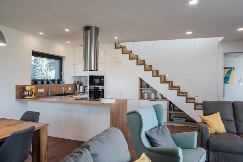 Reference / LIVING: BÍLY LESK - LAK, DESKA -ULME, 7,90m - foto Reference / LIVING: BÍLY LESK - LAK, DESKA -ULME, 7,90m - foto