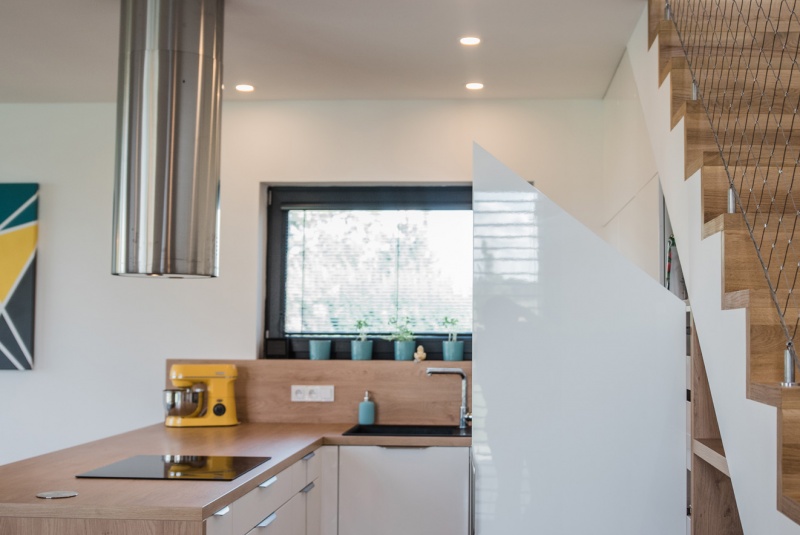 Reference / LIVING: BÍLY LESK - LAK, DESKA -ULME, 7,90m - foto Reference / LIVING: BÍLY LESK - LAK, DESKA -ULME, 7,90m - foto