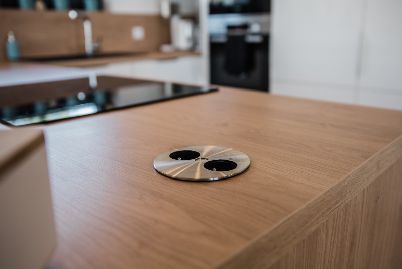 Reference / LIVING: BÍLY LESK - LAK, DESKA -ULME, 7,90m - foto Reference / LIVING: BÍLY LESK - LAK, DESKA -ULME, 7,90m - foto