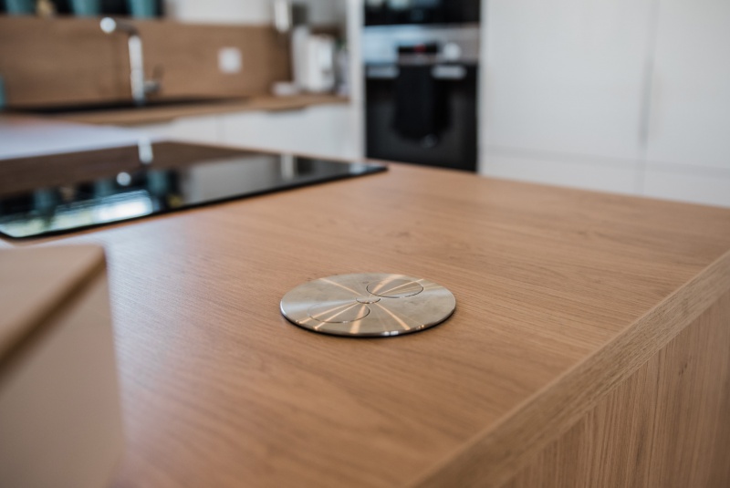 Reference / LIVING: BÍLY LESK - LAK, DESKA -ULME, 7,90m - foto Reference / LIVING: BÍLY LESK - LAK, DESKA -ULME, 7,90m - foto