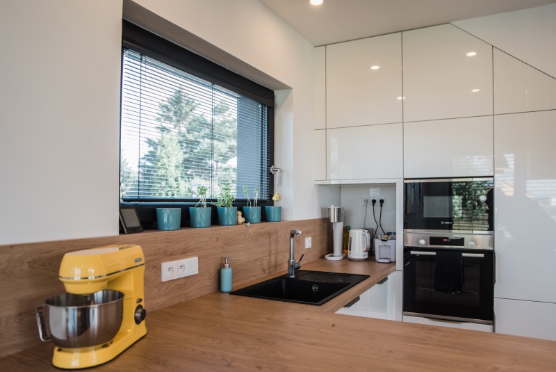 Reference / LIVING: BÍLY LESK - LAK, DESKA -ULME, 7,90m - foto Reference / LIVING: BÍLY LESK - LAK, DESKA -ULME, 7,90m - foto