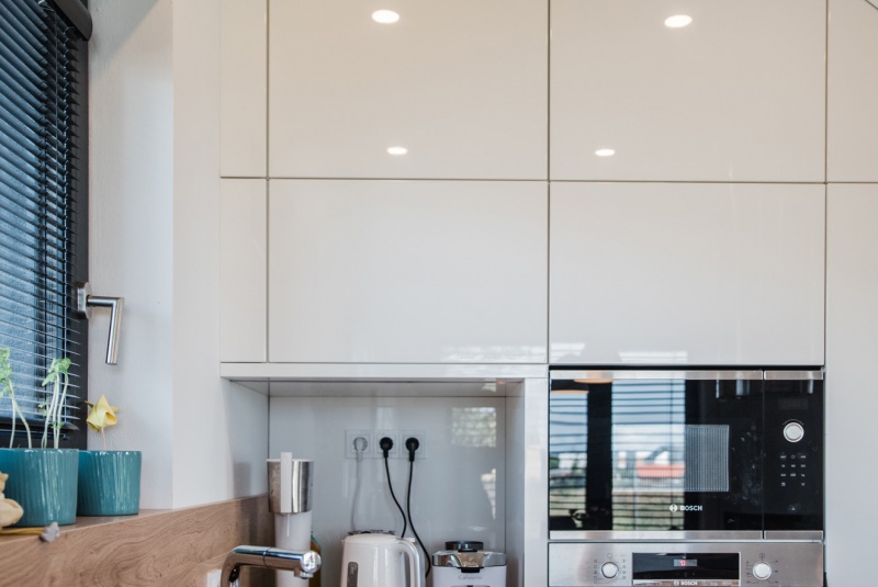 Reference / LIVING: BÍLY LESK - LAK, DESKA -ULME, 7,90m - foto Reference / LIVING: BÍLY LESK - LAK, DESKA -ULME, 7,90m - foto