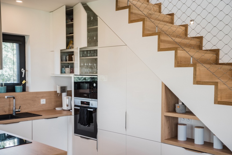 Reference / LIVING: BÍLY LESK - LAK, DESKA -ULME, 7,90m - foto Reference / LIVING: BÍLY LESK - LAK, DESKA -ULME, 7,90m - foto