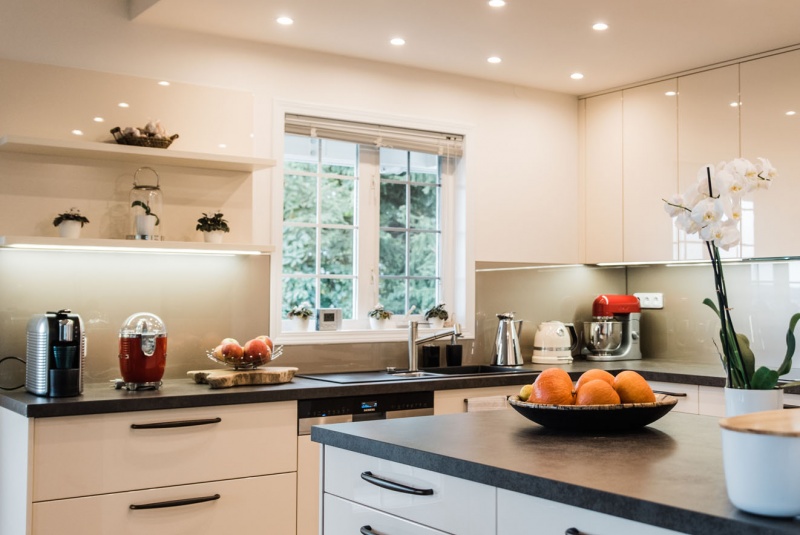 Reference / LIVING: MAGNOLIE LESK - LAK, DESKA - KERAMIKA, 8,45m - foto Reference / LIVING: MAGNOLIE LESK - LAK, DESKA - KERAMIKA, 8,45m - foto