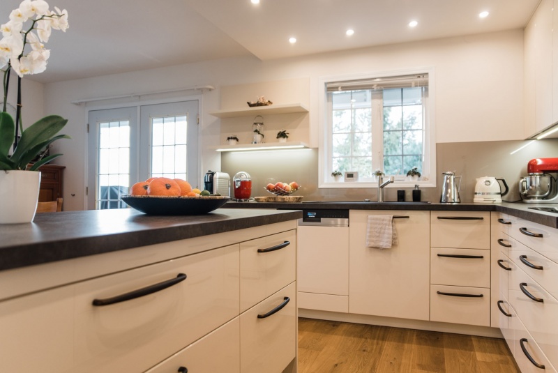 Reference / LIVING: MAGNOLIE LESK - LAK, DESKA - KERAMIKA, 8,45m - foto Reference / LIVING: MAGNOLIE LESK - LAK, DESKA - KERAMIKA, 8,45m - foto