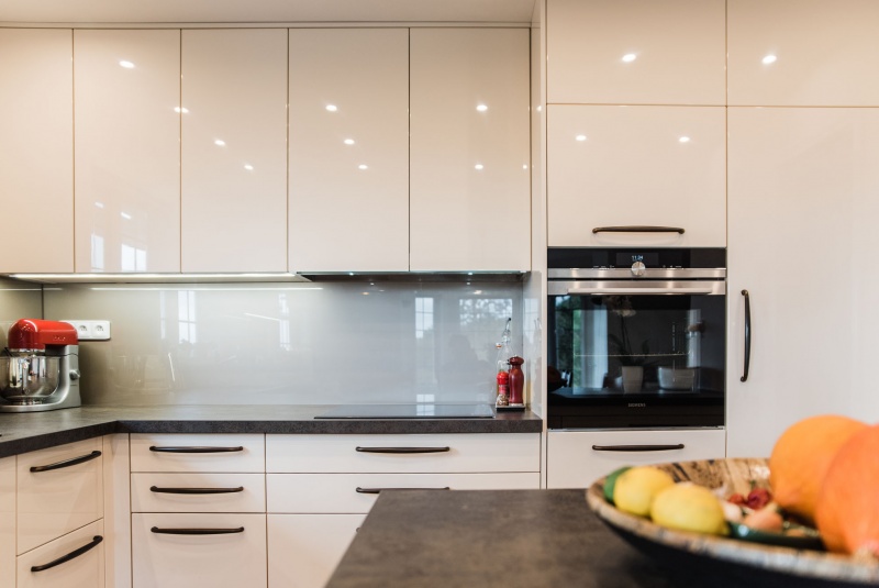 Reference / LIVING: MAGNOLIE LESK - LAK, DESKA - KERAMIKA, 8,45m - foto Reference / LIVING: MAGNOLIE LESK - LAK, DESKA - KERAMIKA, 8,45m - foto