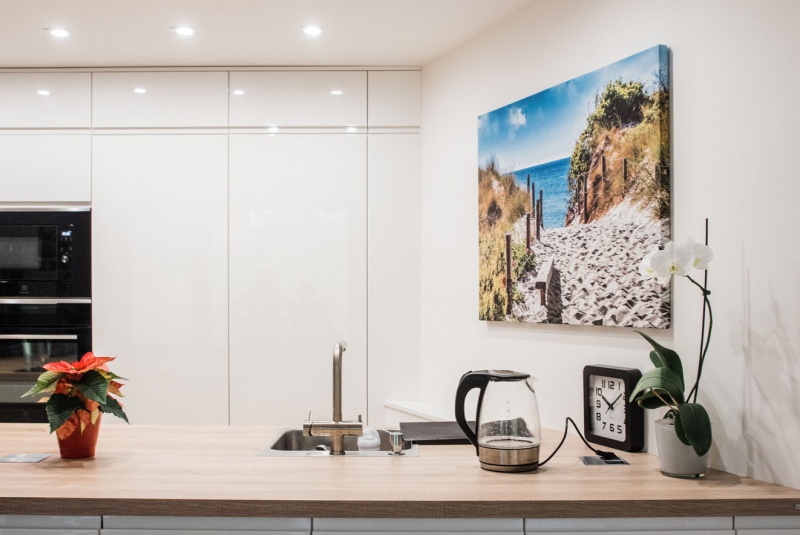 Reference / GRANADA: BÍLÝ LESK - LAK, DESKA - EICHE HELL, 10,08M - foto Reference / GRANADA: BÍLÝ LESK - LAK, DESKA - EICHE HELL, 10,08M - foto